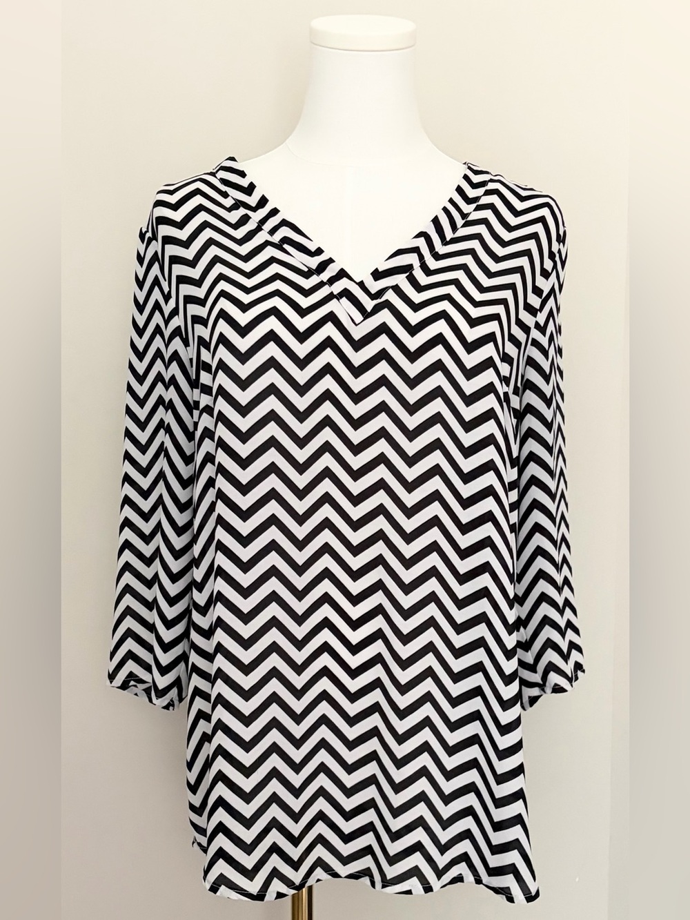 EUC The Limited Black & White Chevron V-Neck Blouse